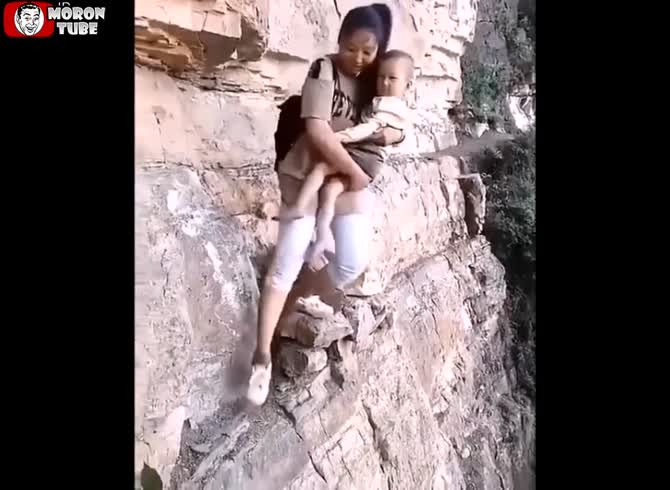 Video :Holding your infant while strolling around the rim of a rock face (China)